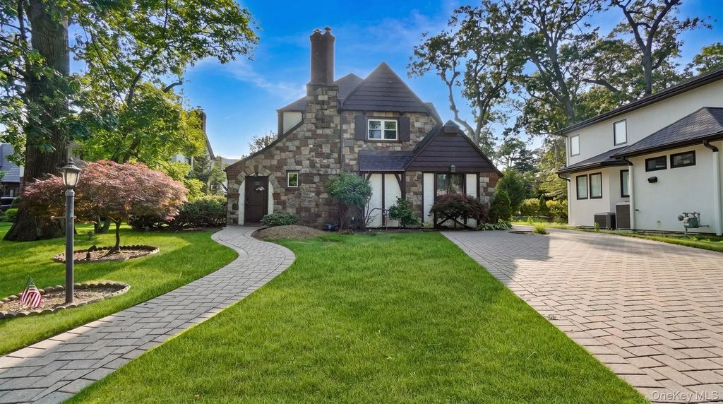 22 Parkwold Drive E, Valley Stream