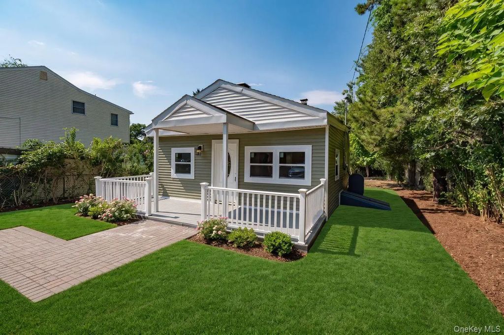 125 Sunset Avenue, Selden