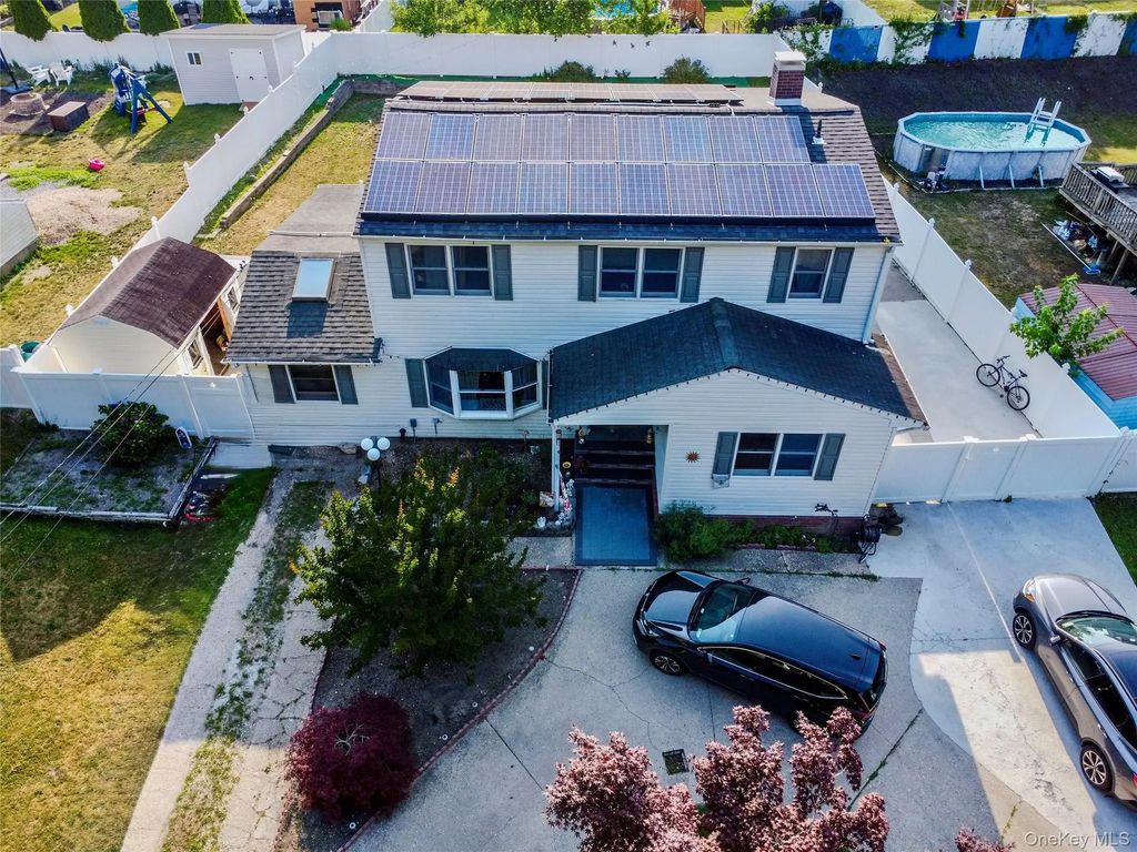 44 S Howell Avenue, Farmingville