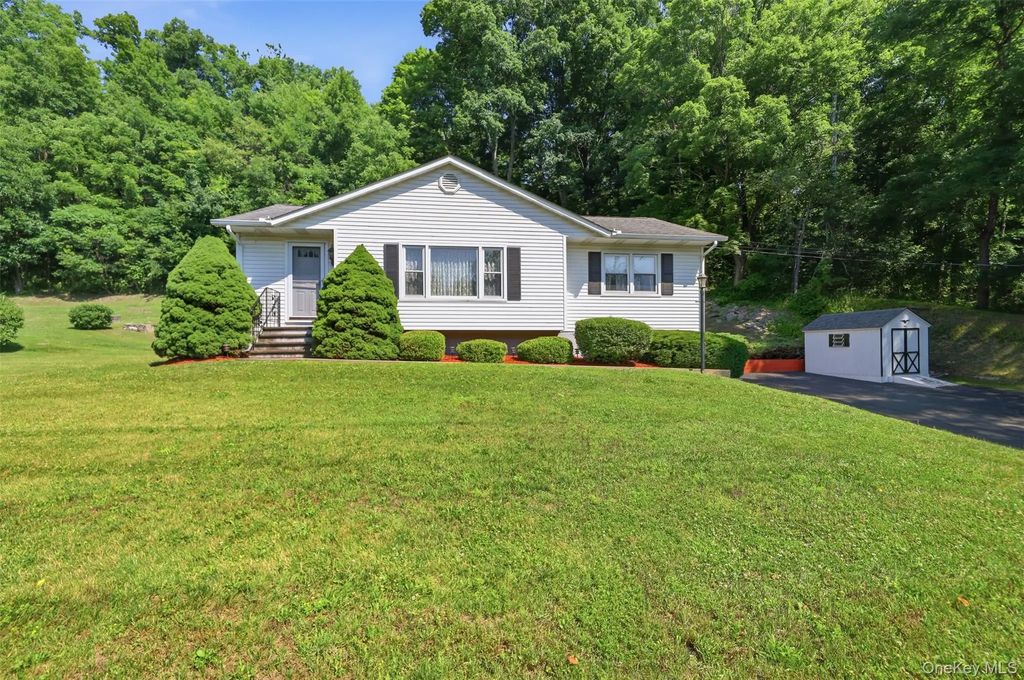 1233 County Route 12, New Hampton