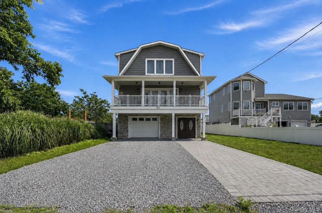 762 Pecan Street, Lindenhurst