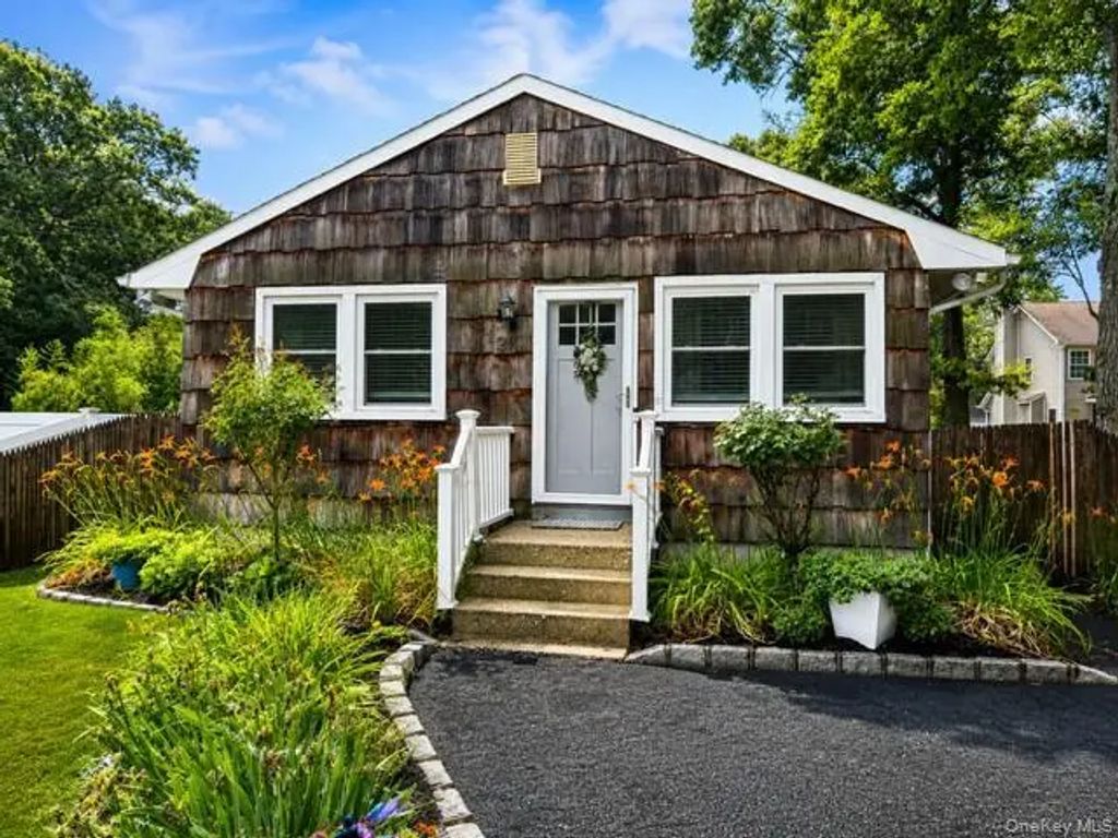 12 Oak Street, Centereach