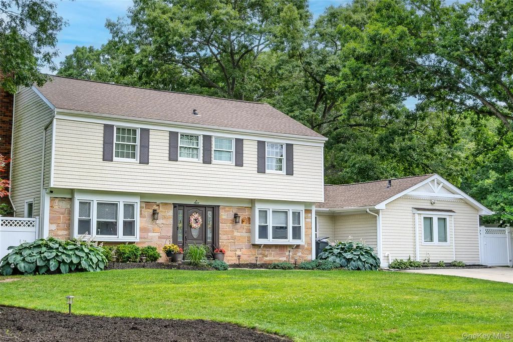 6 Stratton Lane, Stony Brook