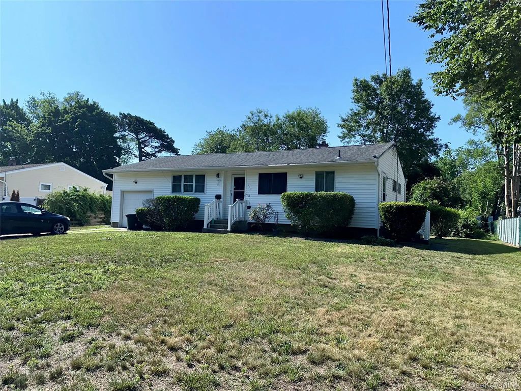 617 Freeman Avenue, Brentwood