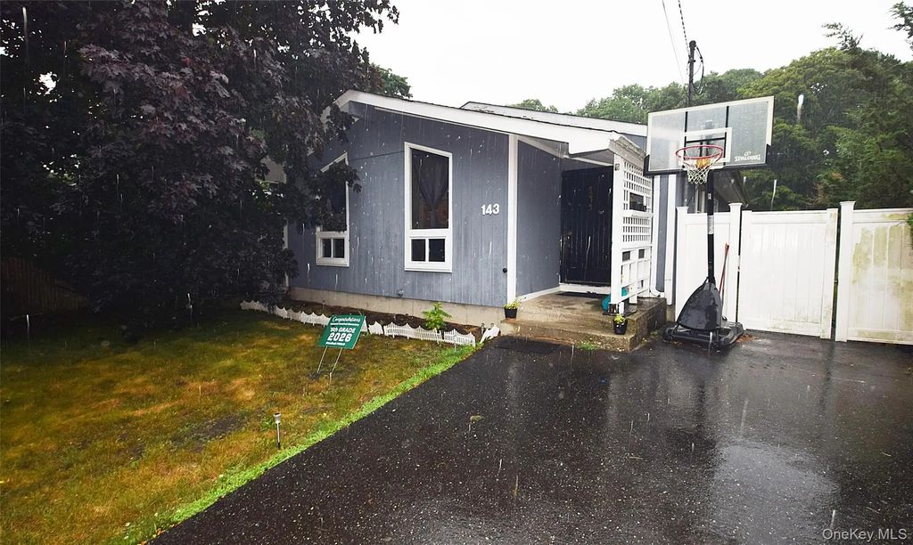 143 Meadowmere Avenue, Mastic