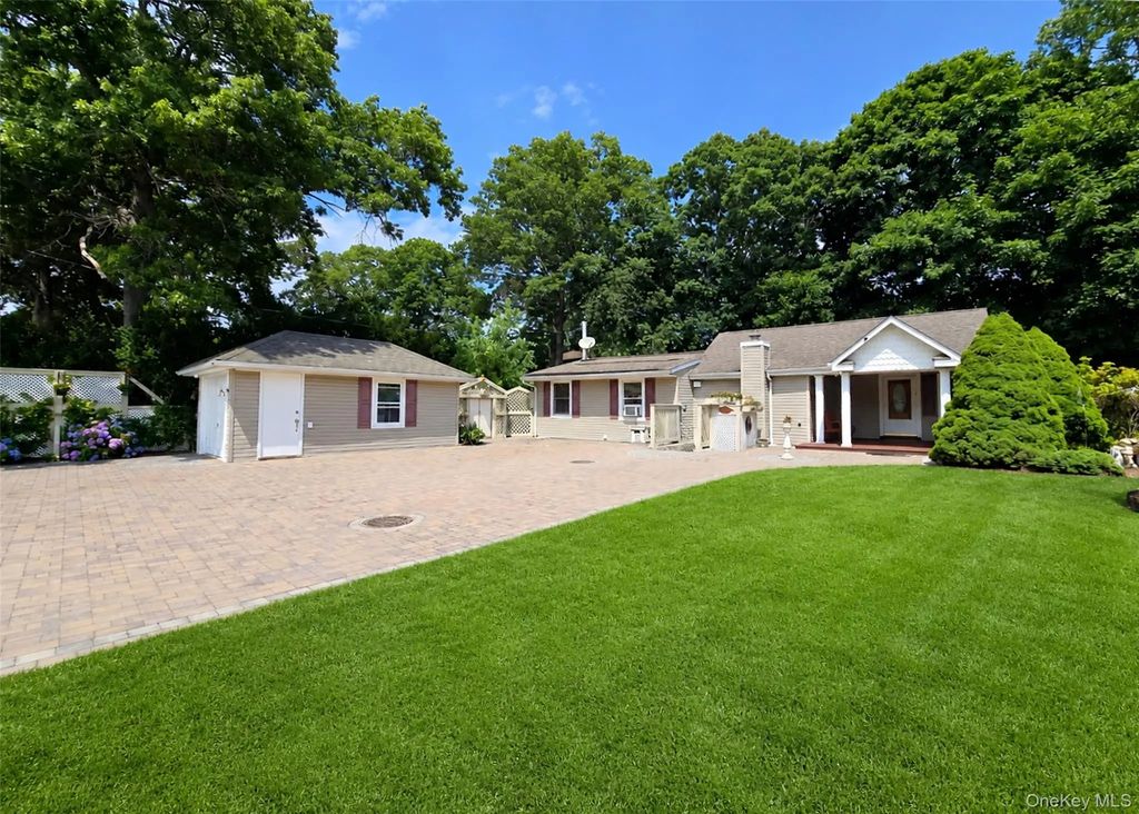 241 Terry Boulevard, Holbrook