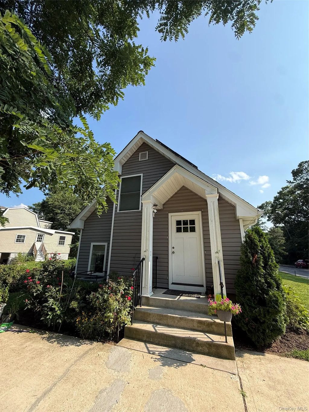 16 Oak Avenue, Riverhead