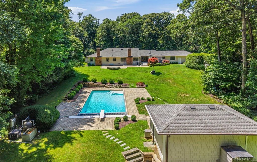 15 Tiber Road, Oyster Bay Cove