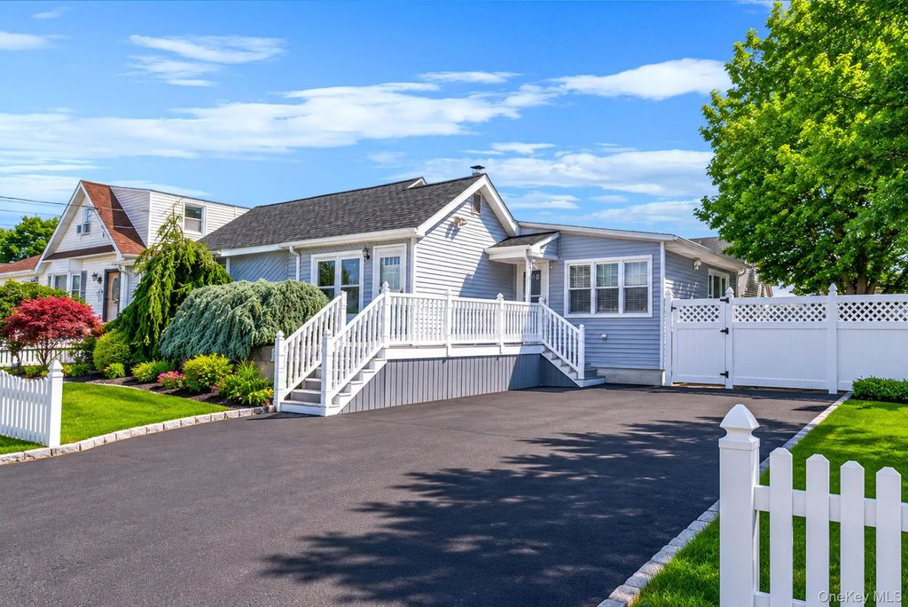 426 N 4th Street, Lindenhurst