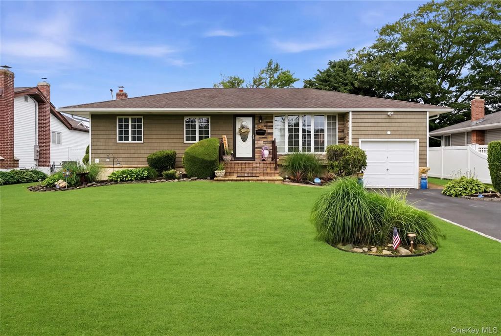 17 Mohawk Place, Massapequa
