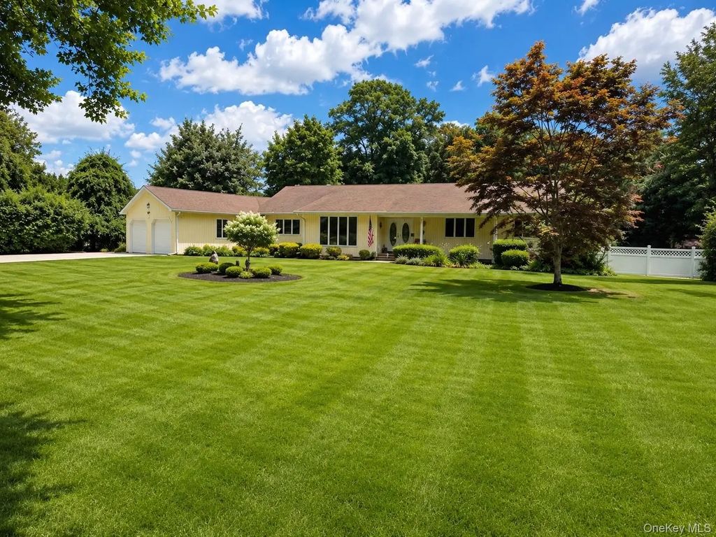 8 Penn Drive, Dix Hills