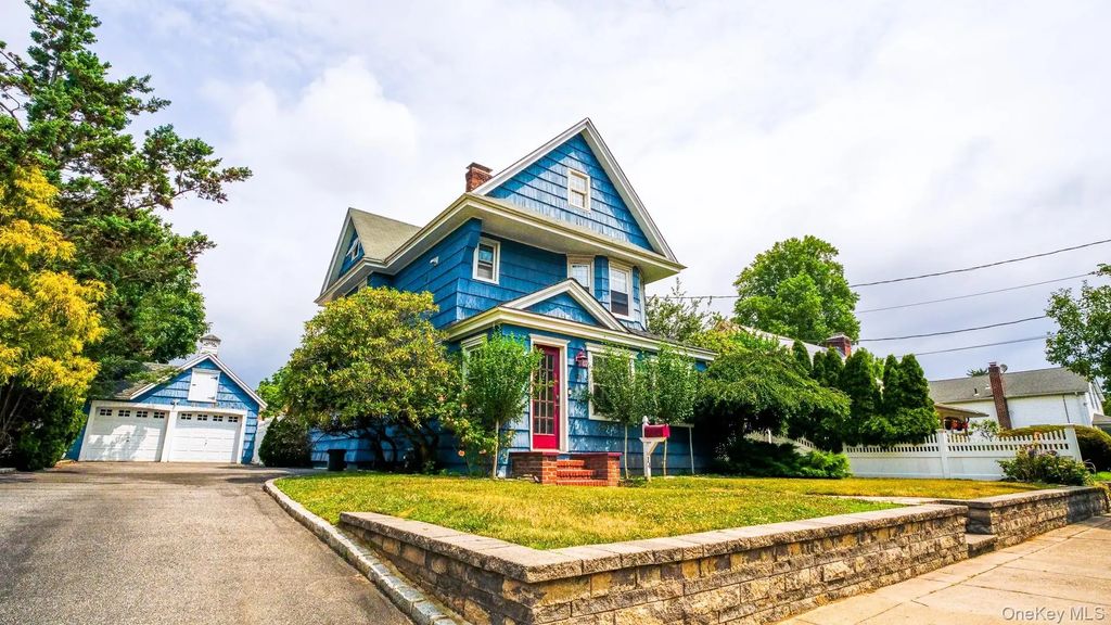 14 Easton Street, Lindenhurst