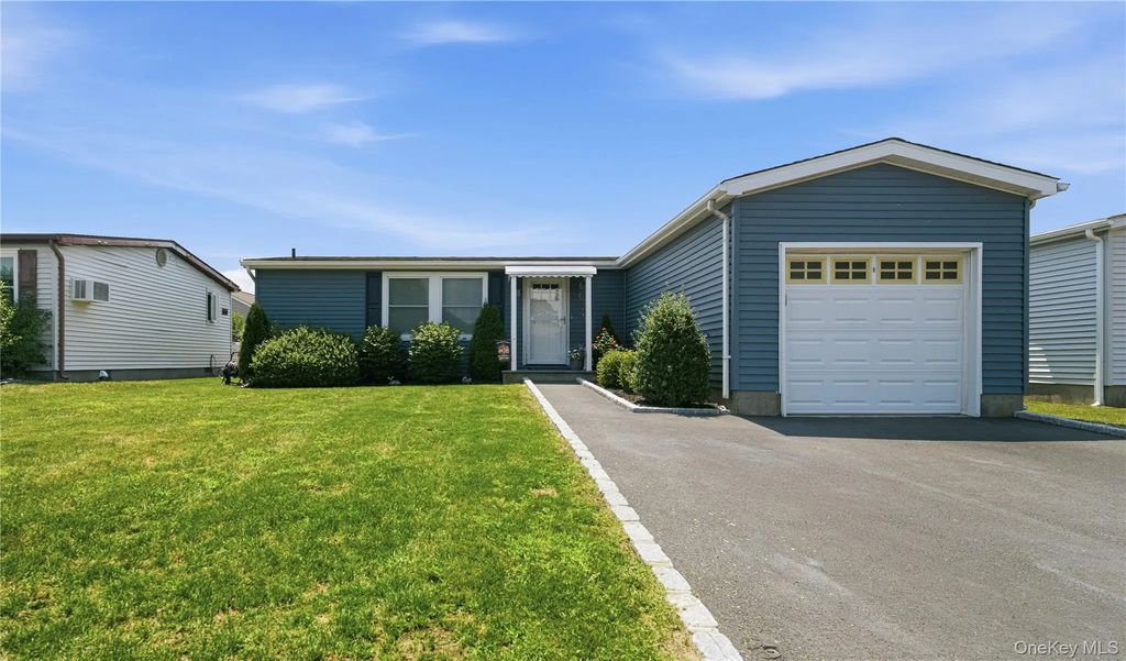 35 Village Circle S, Manorville
