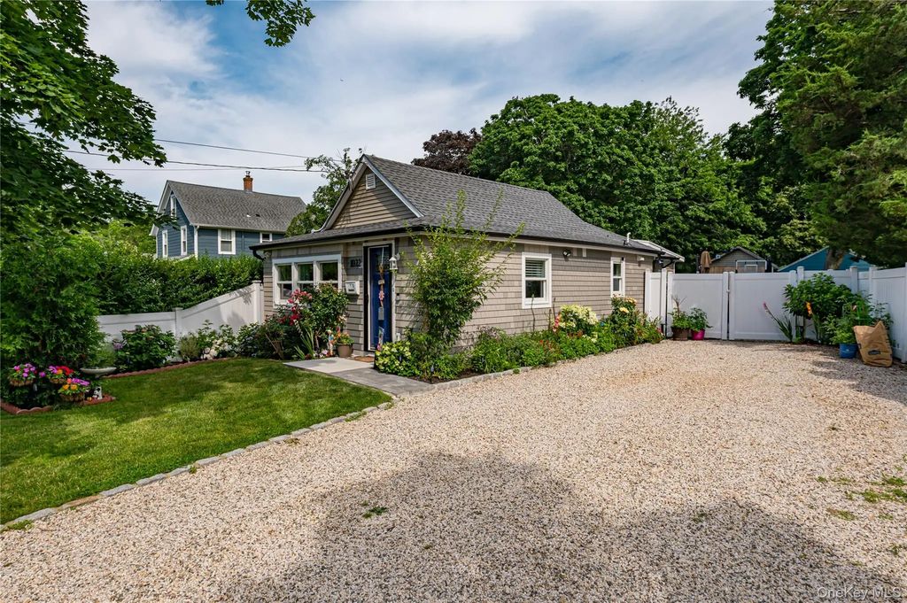 1022 Parkway Street, Riverhead