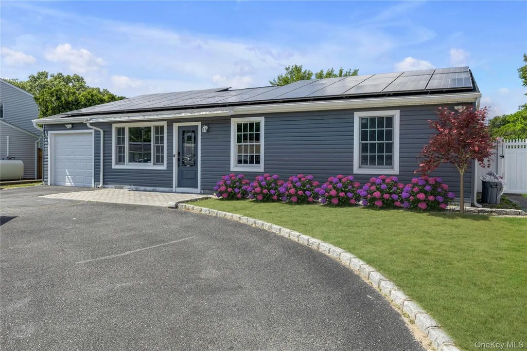 74 Glen Summer Road, Holbrook