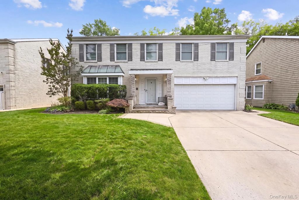 19 Sunset Road W, Albertson