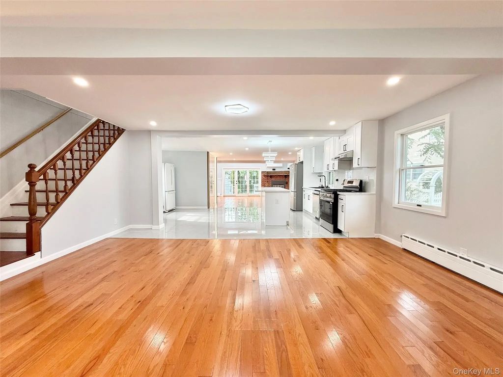 20 Baylis Place, Syosset
