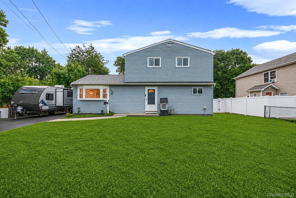 40 E Oakdale Street, Bay Shore