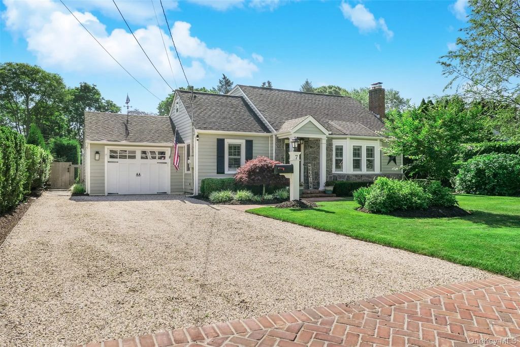 7 Country Club Road, Bellport Village
