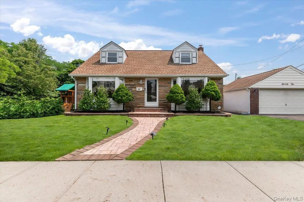 72 Pembrook Drive, Mineola