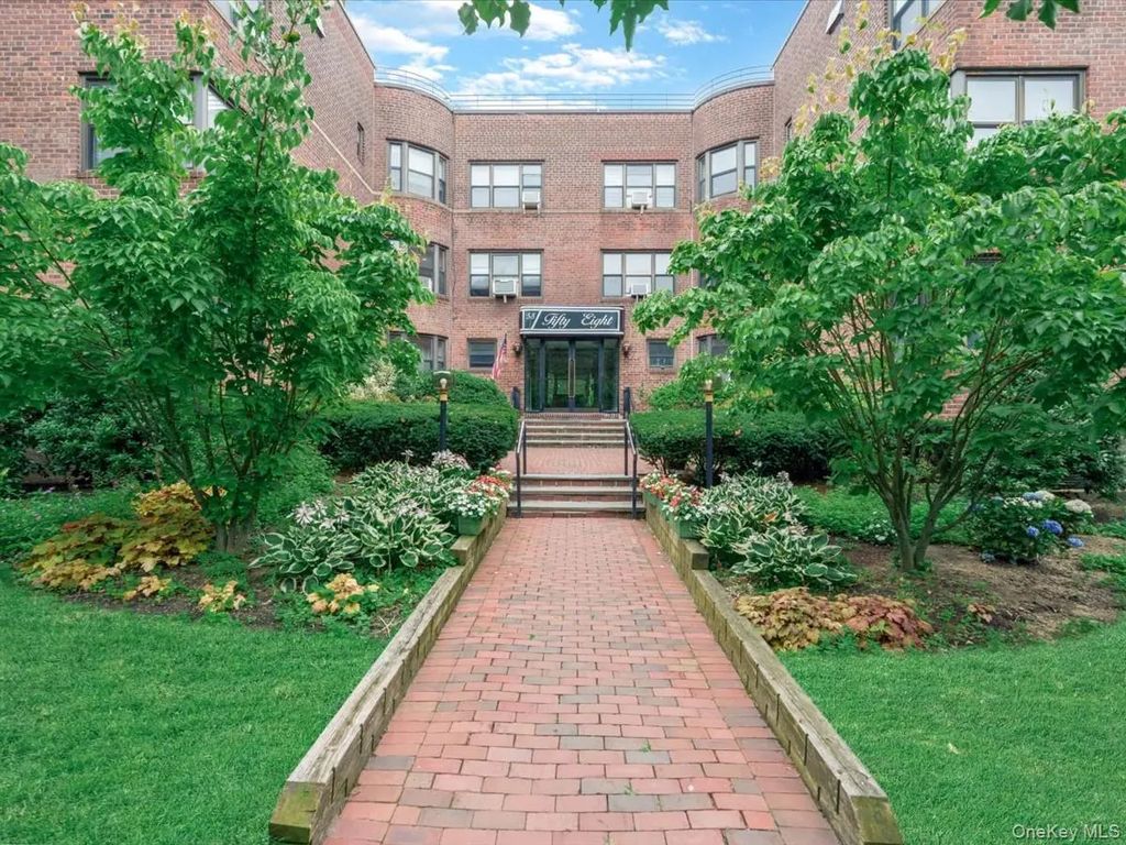 58 Grace Avenue # 1d, Great Neck