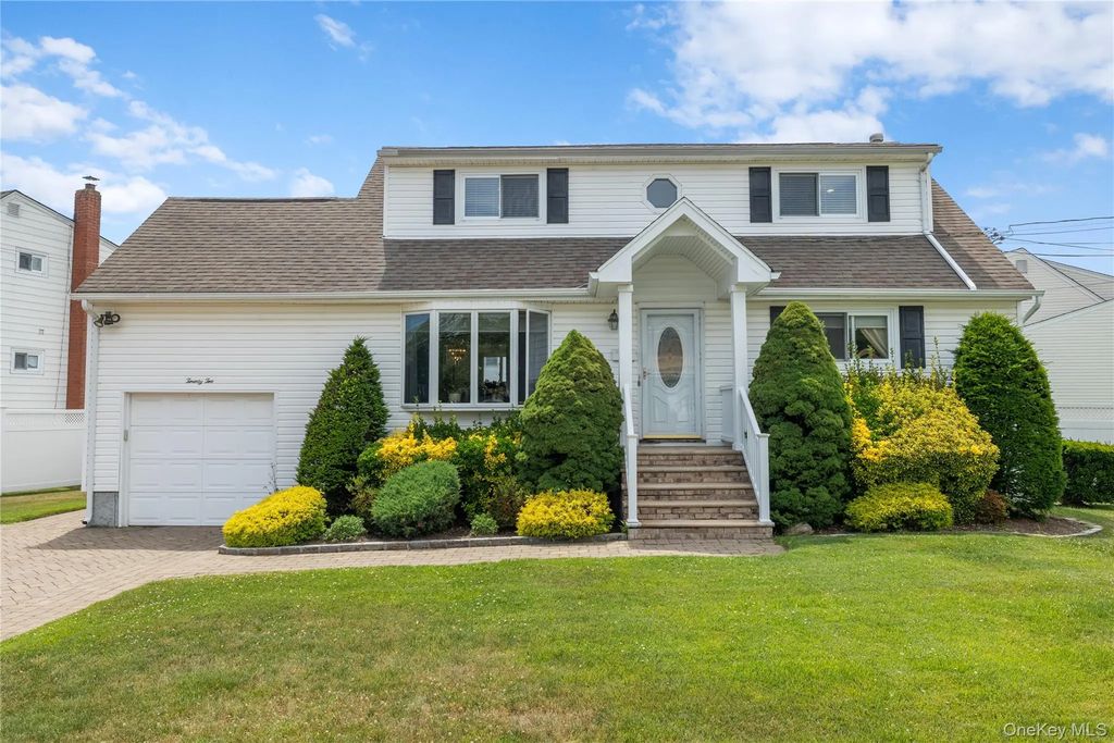 22 Marilyn Court, West Babylon