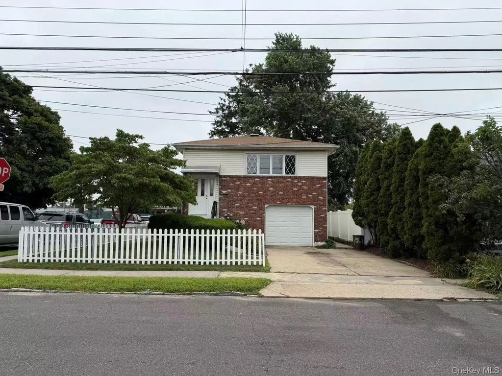 858 Oliver Avenue, Westbury