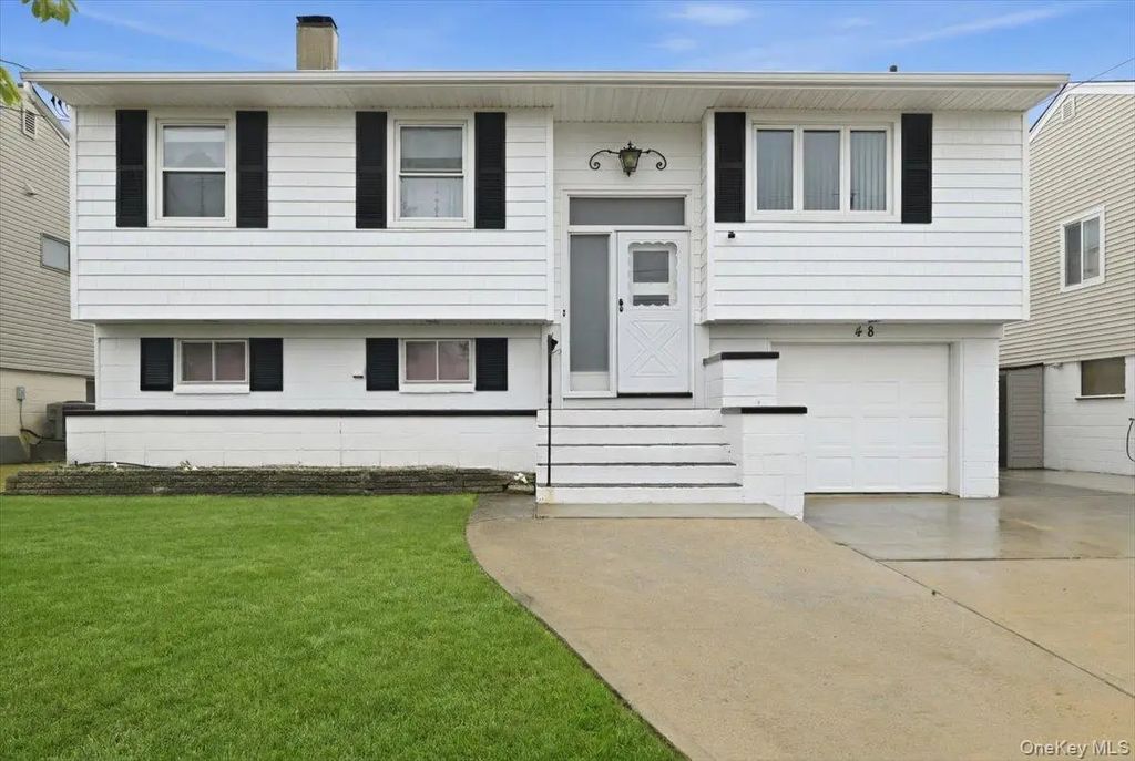 48 E 1st Street, Freeport
