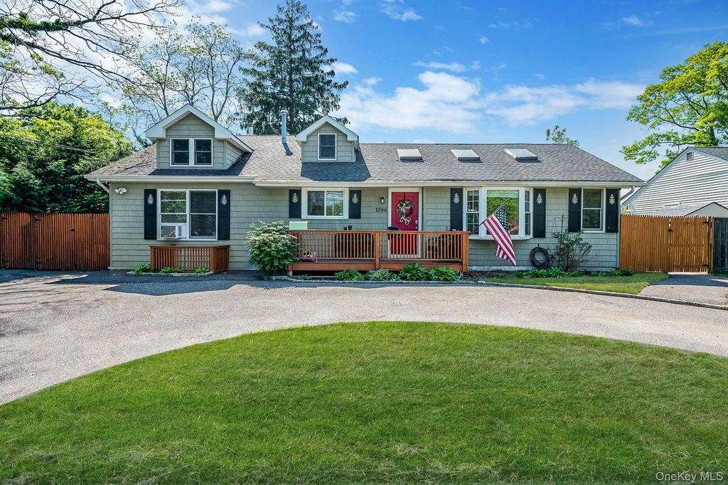 1096 Manor Lane, Bay Shore
