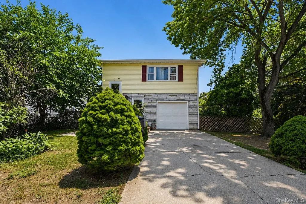 218 Montana Avenue, Bay Shore