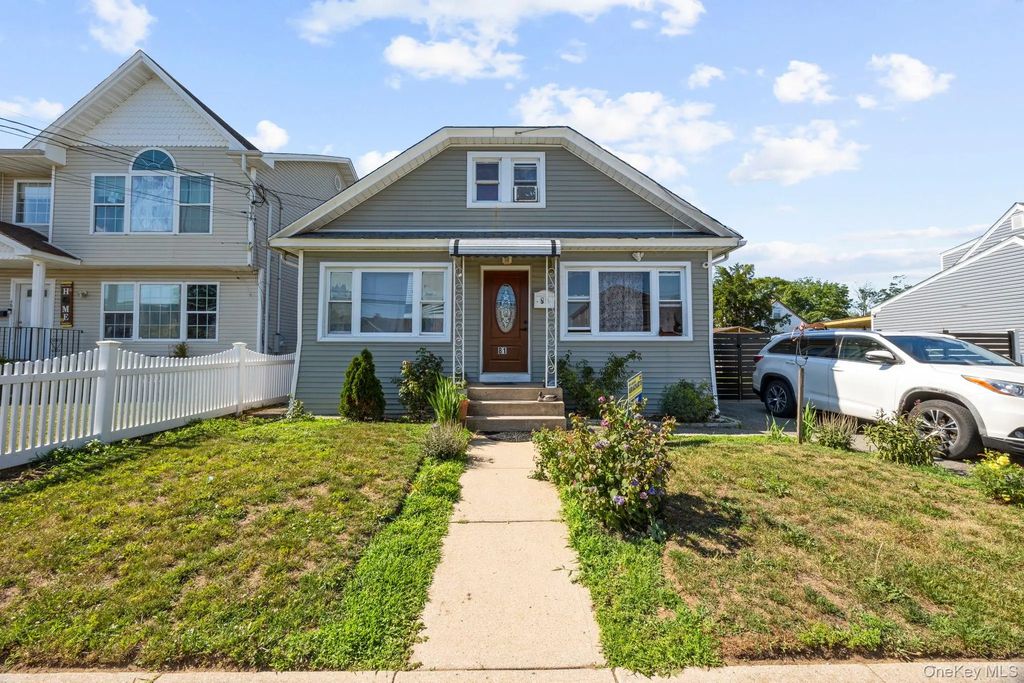 81 Allers Boulevard, Roosevelt