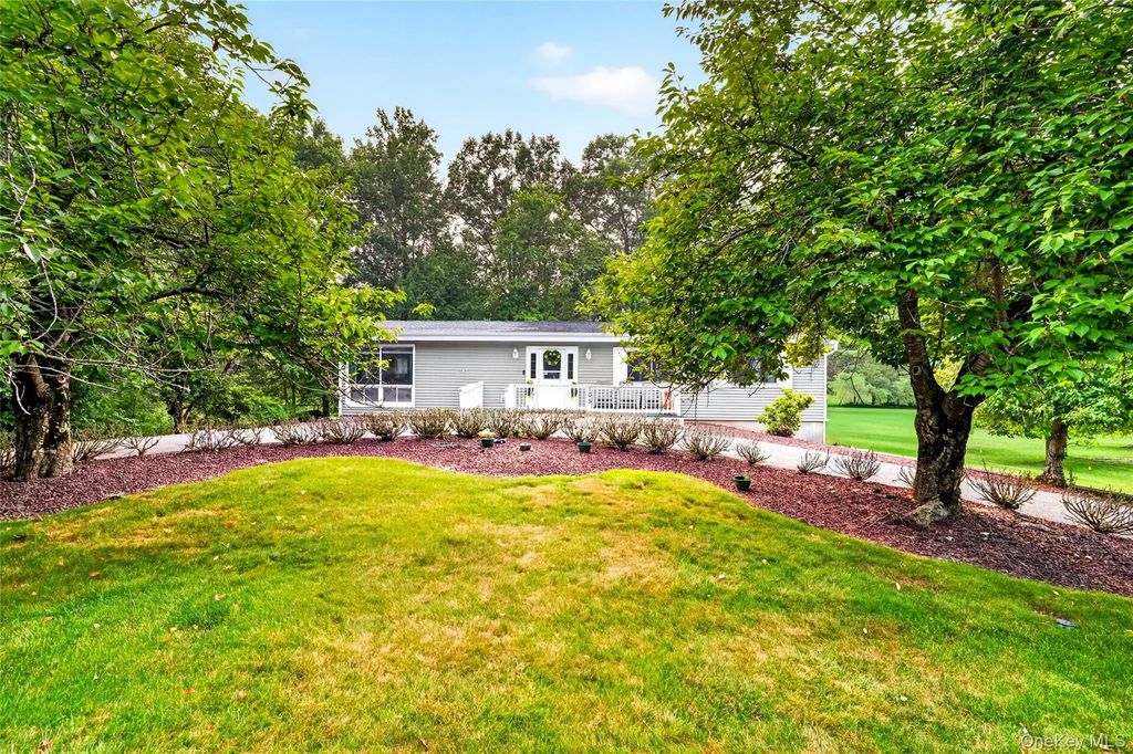 105 Robinhood Lane, West Nyack