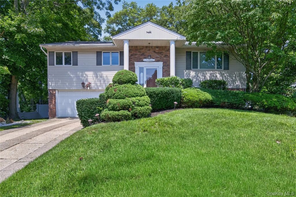 7 Chatham Road, Commack