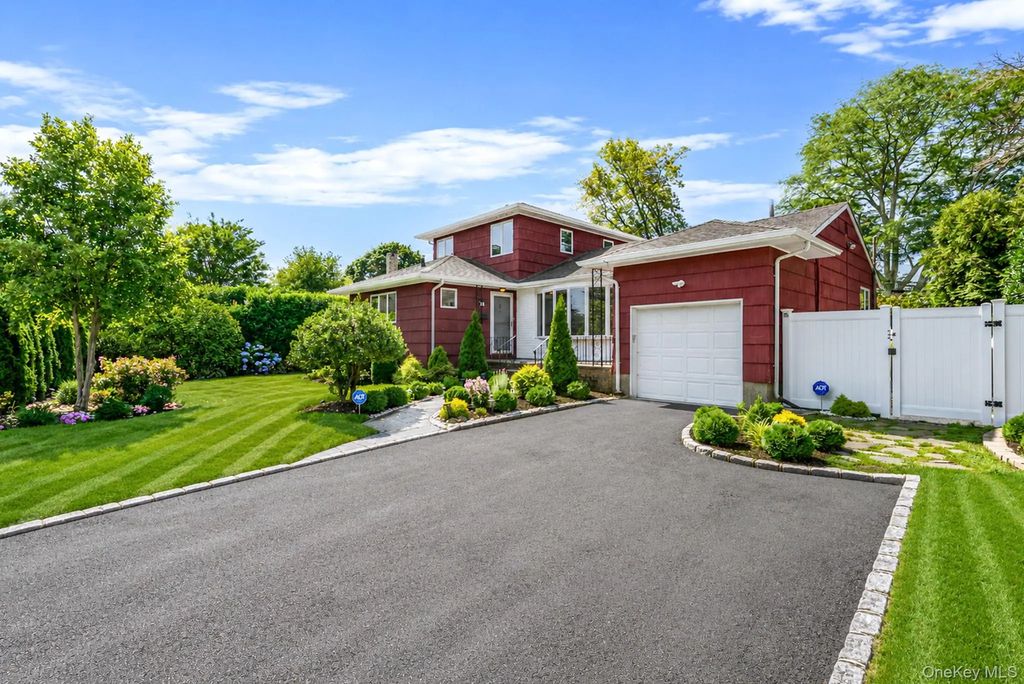 9 Stuart Drive, Syosset