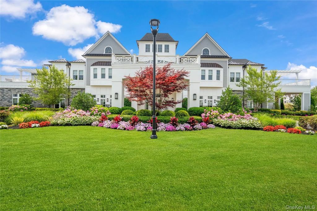 55201 Spruce Pond Circle, Plainview