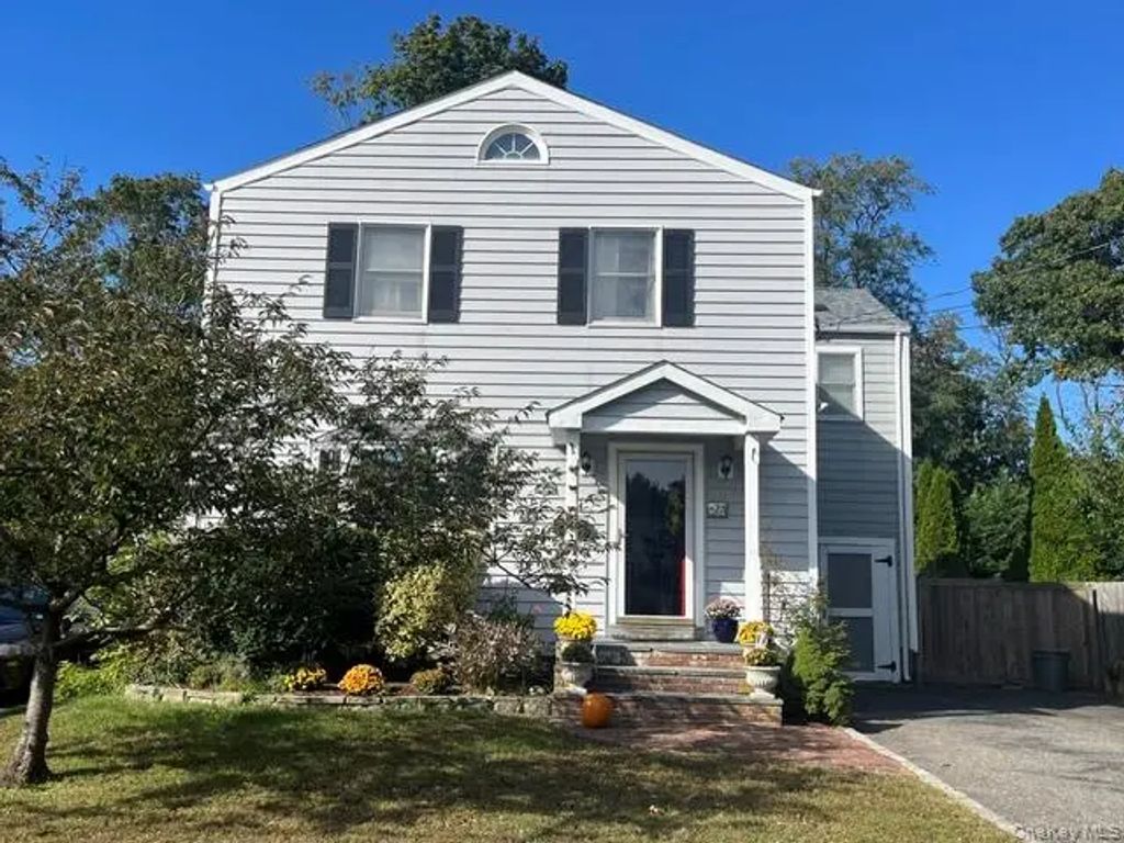 27 Rose Street, Islip