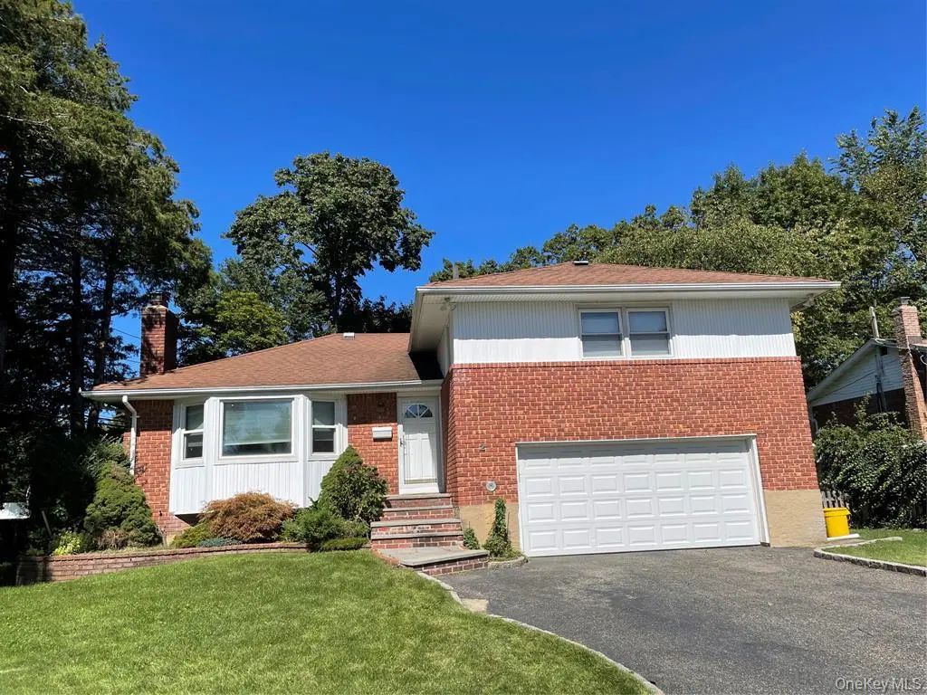 2 Stuart Drive, Syosset