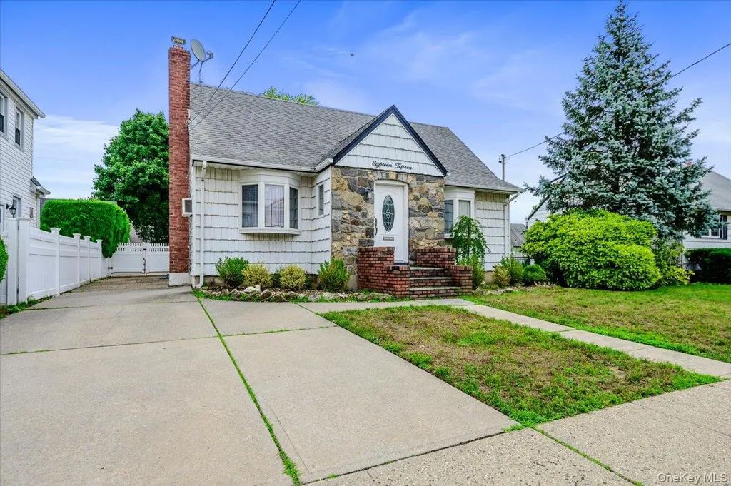 1815 Meadowbrook Road, Merrick