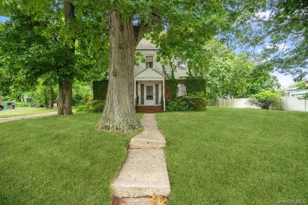 544 S Wellwood Avenue, Lindenhurst