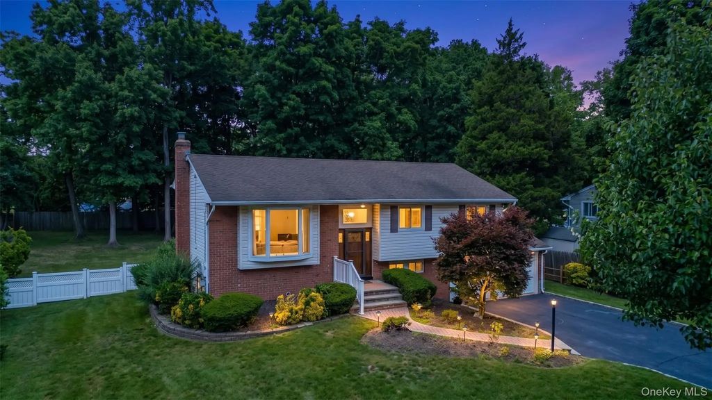 259 Burr Road, East Northport