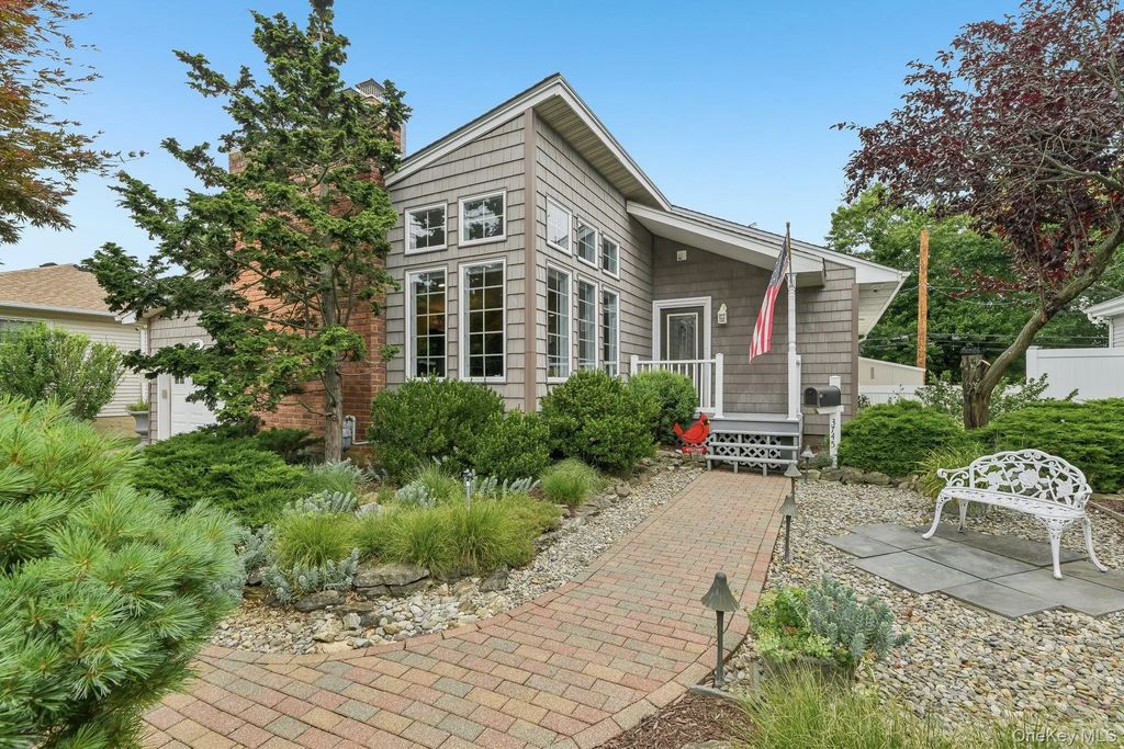 3745 Locust Avenue, Seaford