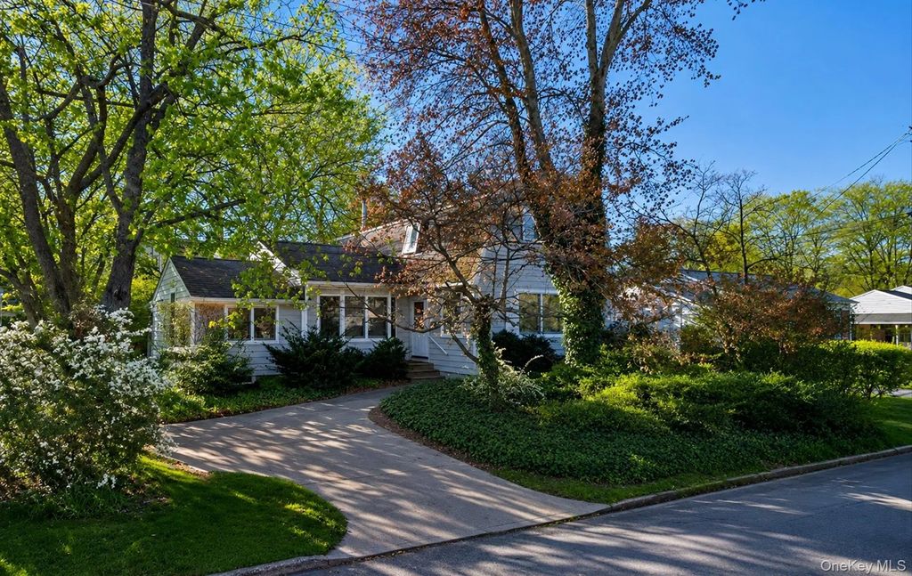 12 W Haven Drive, East Northport