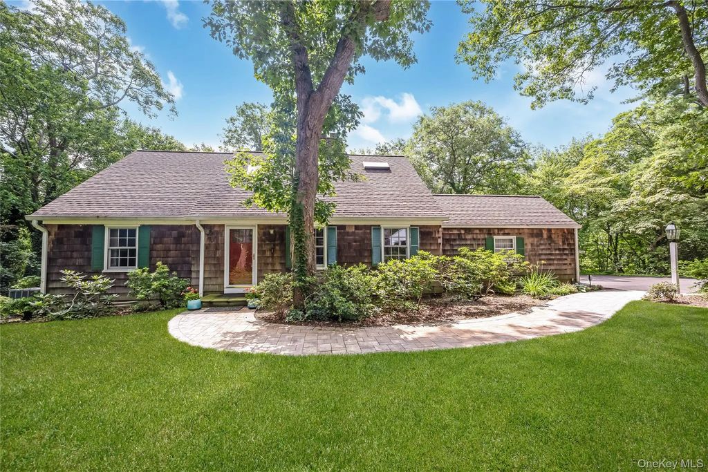 8 Arosa Court, Greenlawn