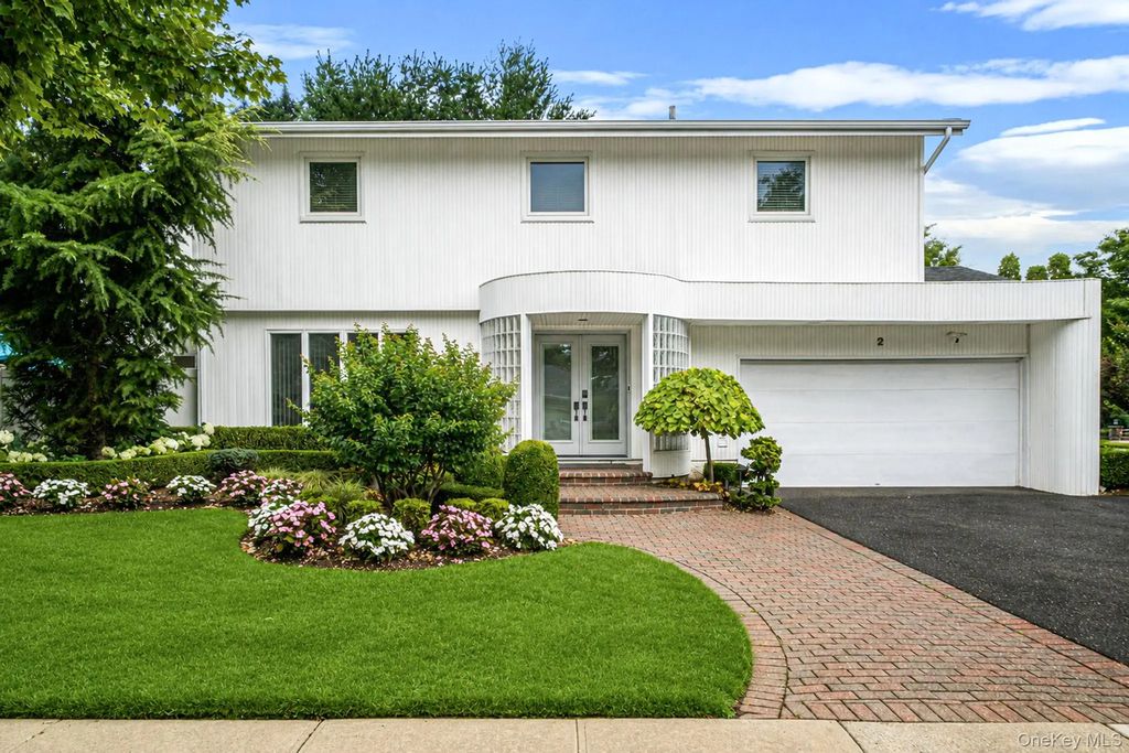 2 Sagamore Way N, Jericho