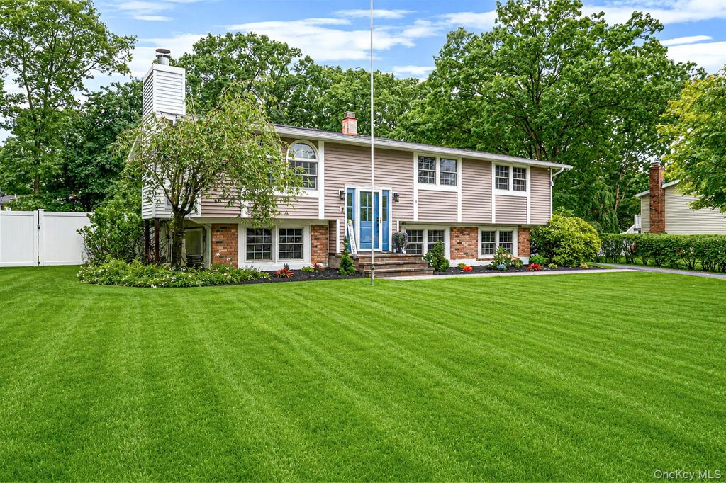 6 Mayflower Lane, East Setauket