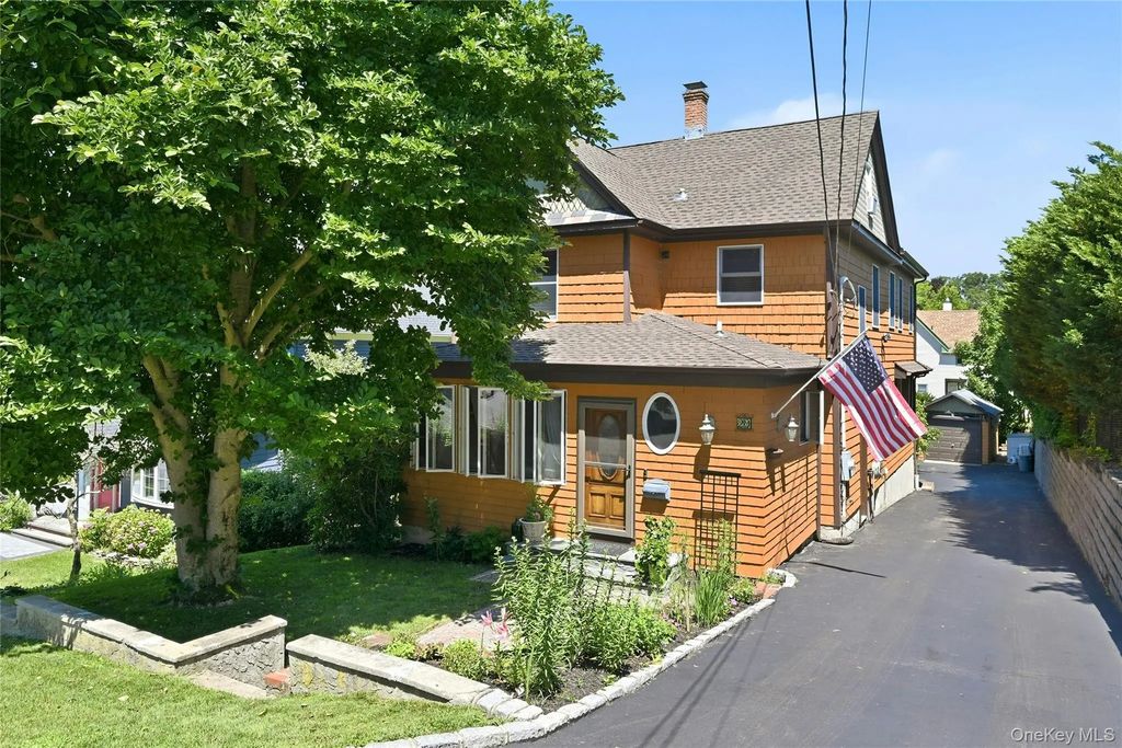 29 Vail Street, Northport