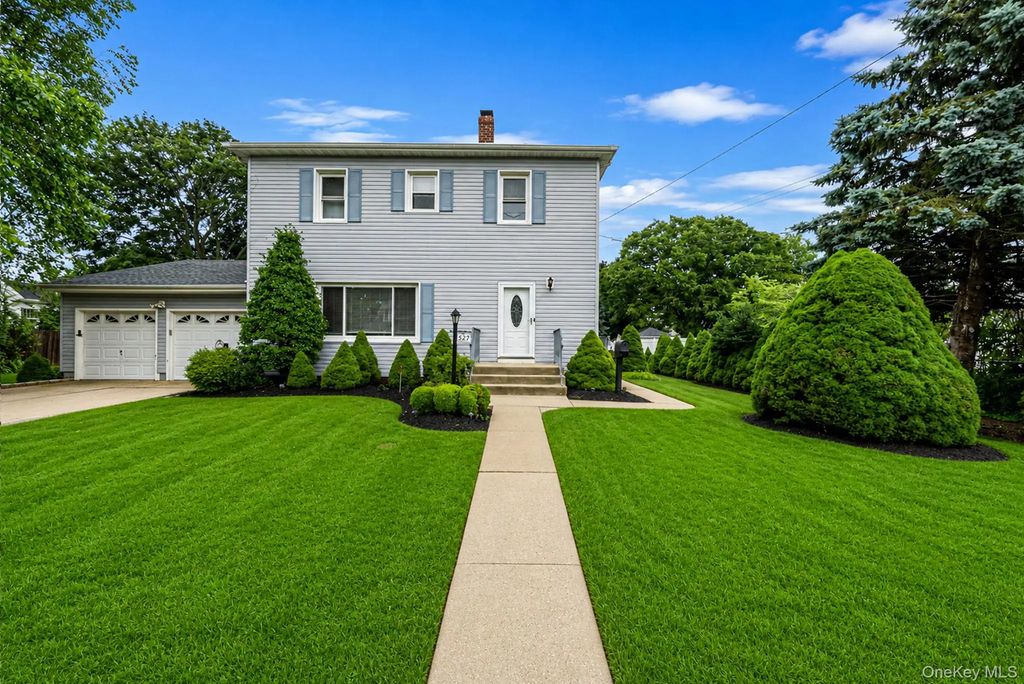 527 Milligan Lane, West Islip