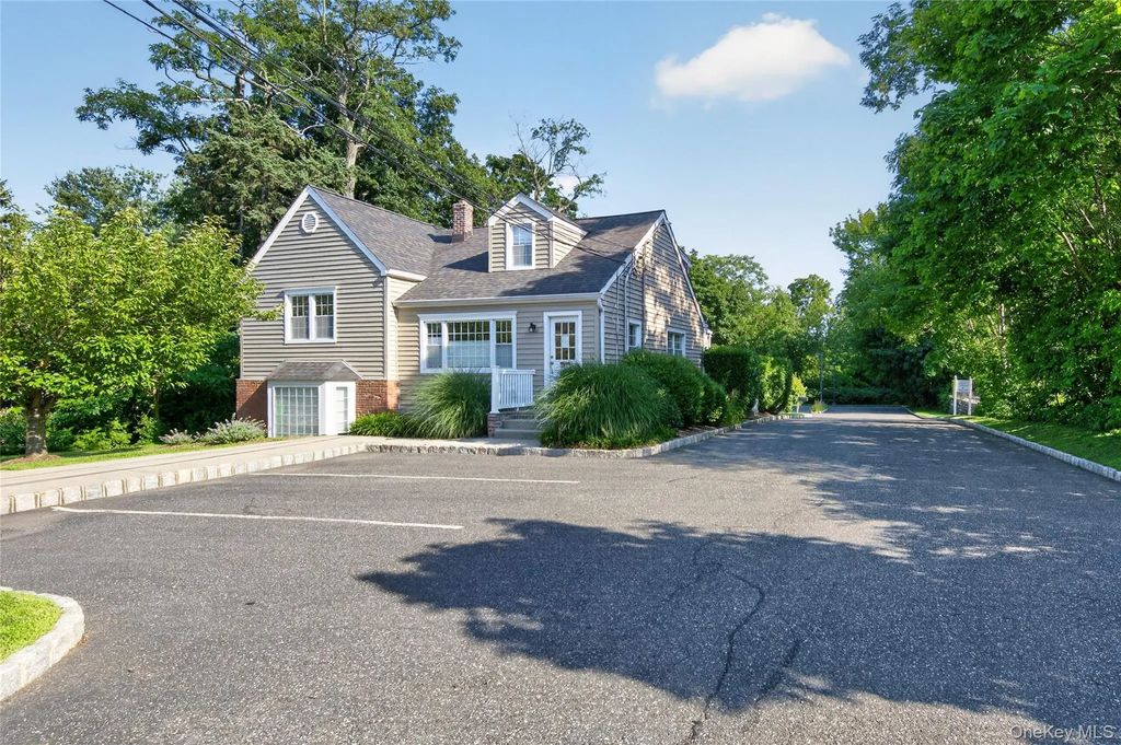 210 E Main Street, Huntington