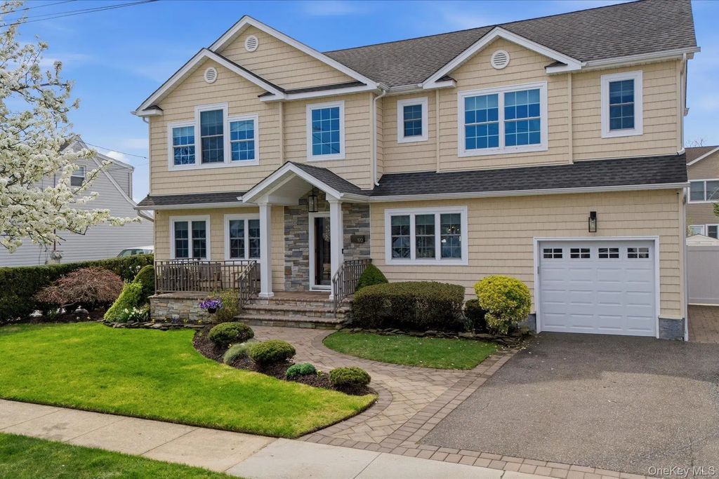 192 N Chestnut Street, Massapequa