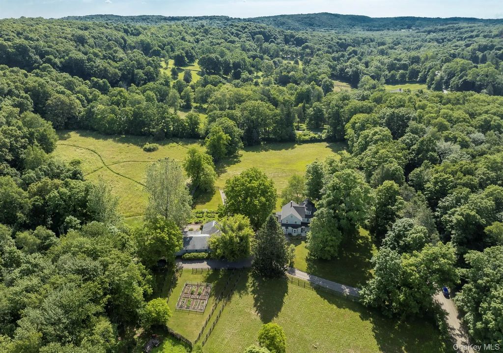 22 Wallace Road, North Salem